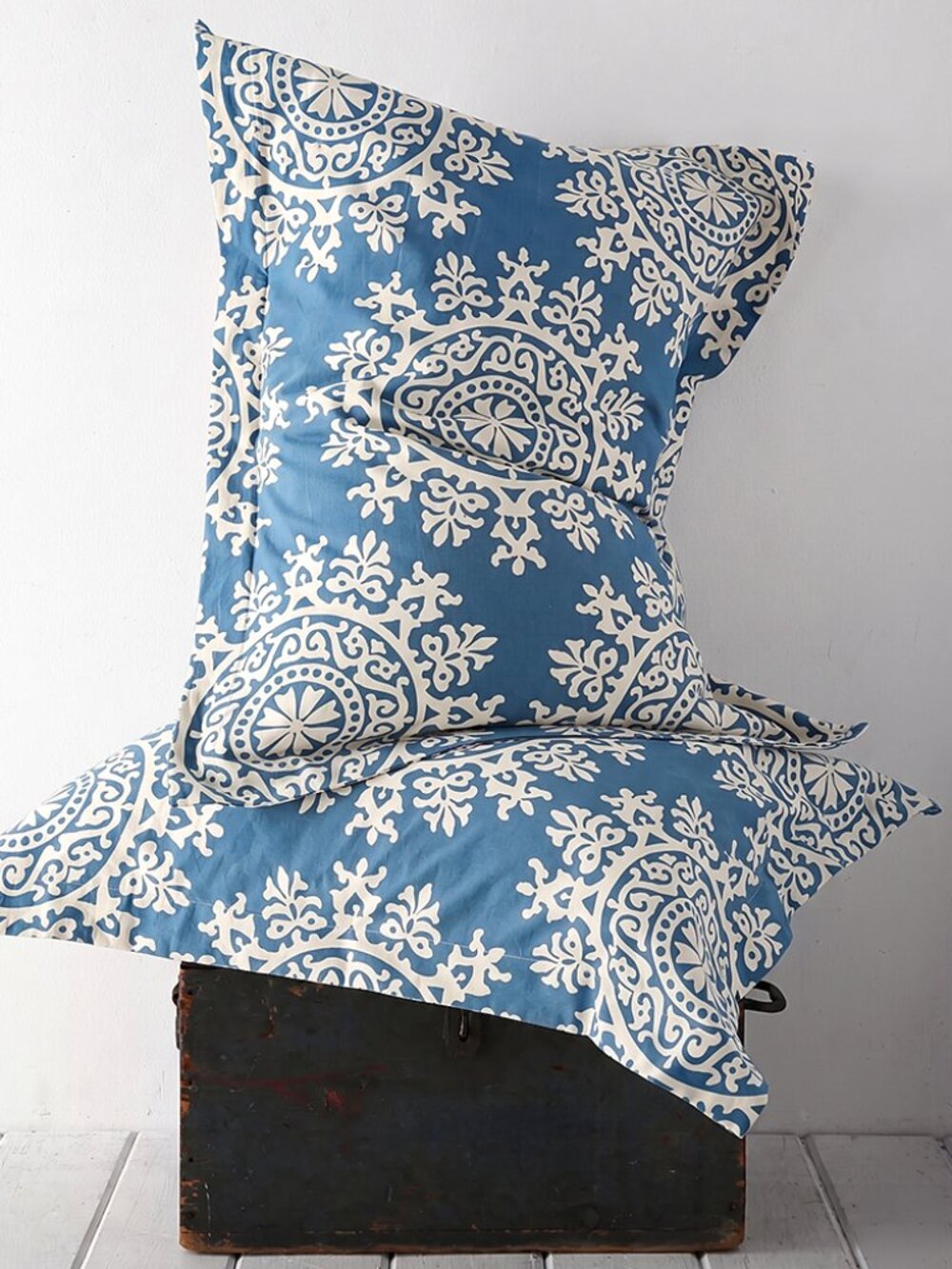 Urban Outfitters x Plum & Bow Maya Medallion Sham Set (2)